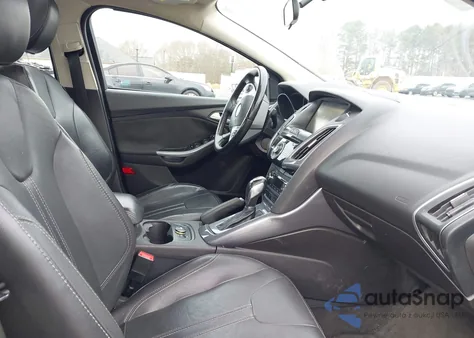 2014 Ford Focus Titanium z USA, uszkodzony, nr VIN 1FADP3J27EL227311